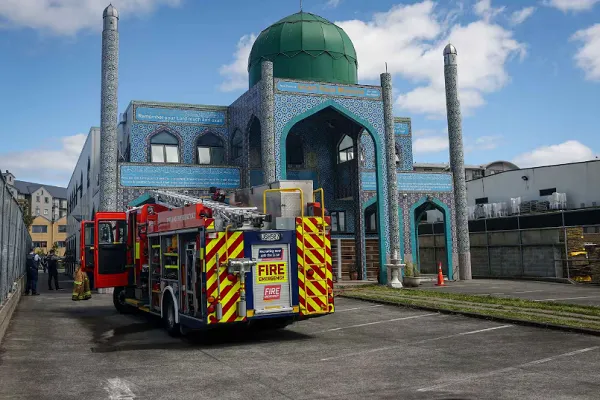 Investigação iniciada após ataque incendiário à Mesquita Imam Reza em Auckland, Nova Zelândia