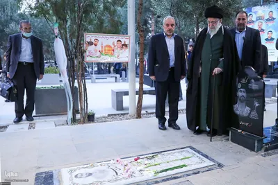 حضور رهبر معظم انقلاب در مرقد مطهر امام راحل و گلزار شهدای بهشت زهرا