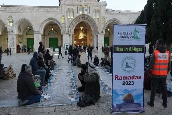 Mescid-i Aksa'da oruç tutanlar için İngilizce iftar programı