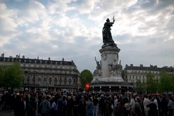 Centenas em Paris Prestam Homenagem a Muçulmano Morto em Ataque Islamofóbico