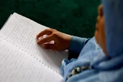 Blinde Schüler in Indonesien rezitieren den in Braille-Schrift geschriebenen Koran