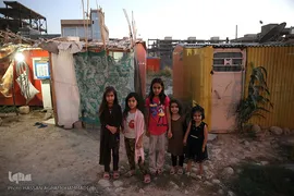 جمعی از دختران بی خانمان زلزله زده مسکن مهر سر پل ذهاب