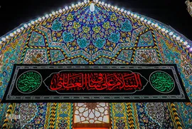 نصب پرچم های سیاه در آستان مقدس امام حسین(ع)