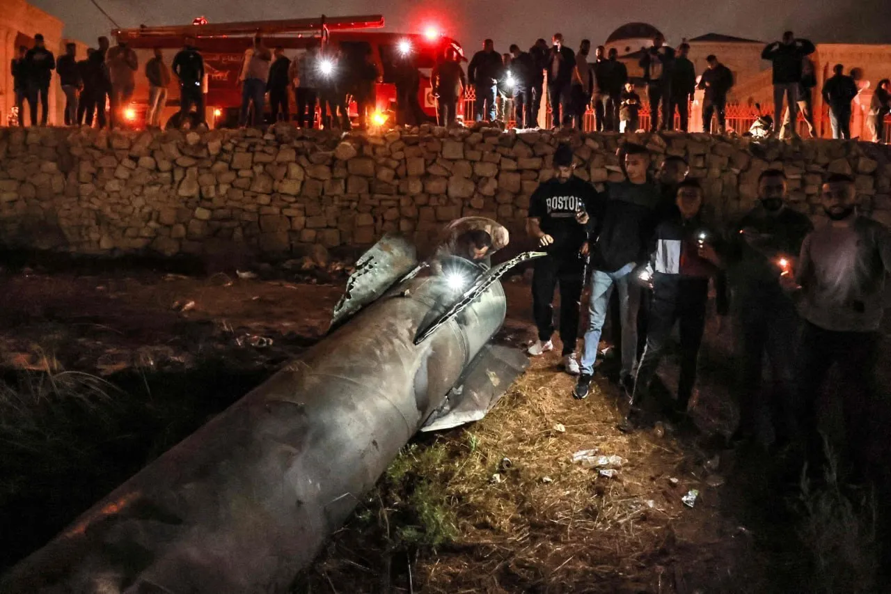 Filistinlilerin İran füze kalıntıları ile hatıra fotoğrafları