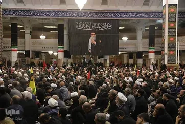 Em fotos: Cerimônia memorial em Qom pelo Imam mártir