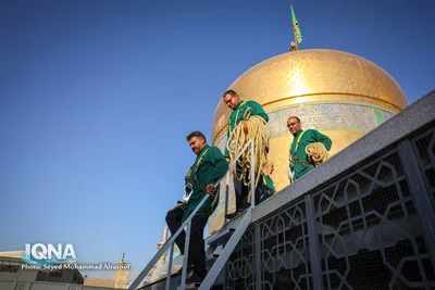 تعویض پرچم گنبد رضوی همزمان با آغاز ماه ربیع‌الاول
