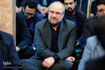 محمدباقر قالیباف در تشییع پیکر جهادگر تهرانی امیرمحمد اژدری بر روی دستان مردم 
