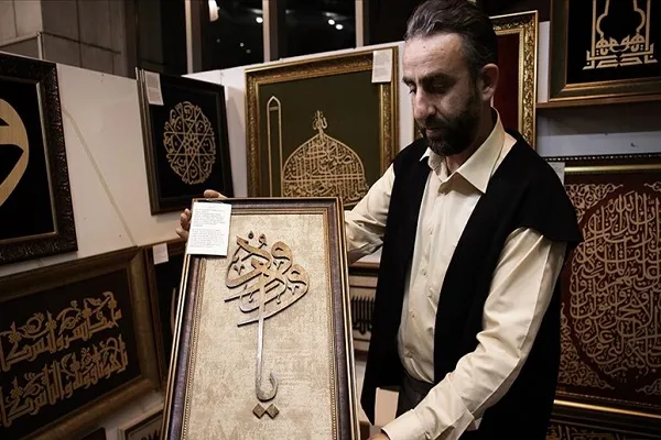 Yazının estetiğiyle ahşabın doğallığını eserlerinde buluşturuyor