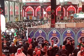 زائرین اربعین حسینی در حرم حضرت عباس(ع)