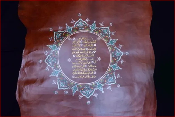 معرق‌کاری قرآن با ورق برنج روی چرم + عکس و فیلم