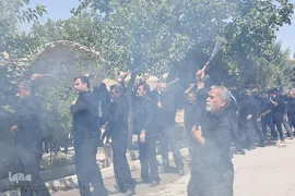 آیین سنتی زانوزدن عزاداران عاشورای حسینی در روستای لاسجرد استان سمنان
