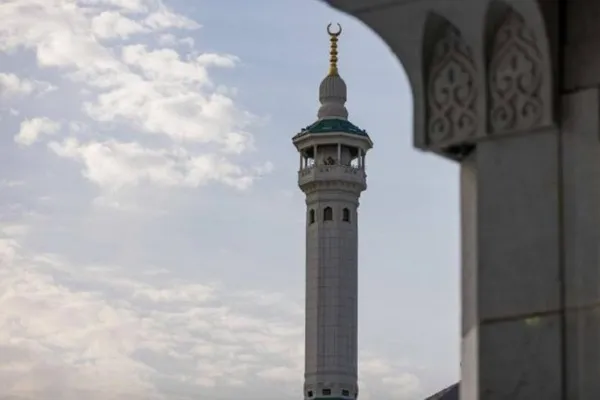 Holy Grand Mosque Receives Two New Crescents Ahead of Hajj Season