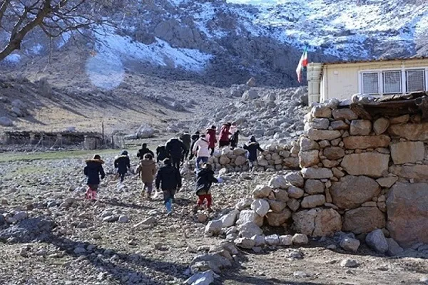 کمک‌های خیران به دست دانش‌آموزان محروم دیناران رسید