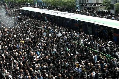 Millionen Menschen bei Trauerfeier für Märtyrer Ayatollah Raisi und seine Gefährte