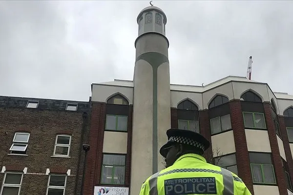 İngiltere polisi, yaşlı adamı cami önünde ateşe veren zanlıyı arıyor