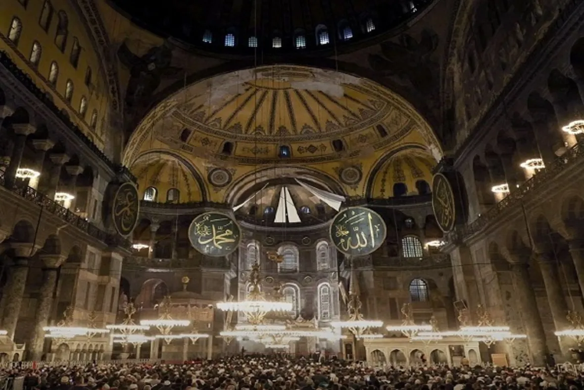 د ترکیې د آیاصوفیه جومات د لمونځ ګزارو په ټول کې اردوغان د بریالیتوب جشن