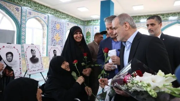 ادای احترام رئیس‌جمهور به مقام والای شهدای دفاع مقدس