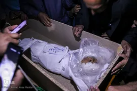 وداع پدر با کودک شهید حادثه تروریستی حرم شاهچراغ