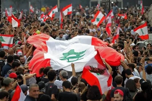 التظاهرات تعم المناطق اللبنانية وقطع طرق في أكثر من مدينة