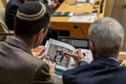 Großes Interesse am Erwerb der Broschüre mit den Geboten der obersten religiösen Autorität für die Kämpfer der heiligen Verteidigung