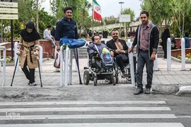 مجتبی تاتار و دوستانش منتظر آمدن سرویس