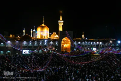 تعویض پرچم گنبد حرم امام رضا(ع)‎