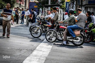 توقف راکبین موتور سیکلت بر روی خطوط عابر پیاده 