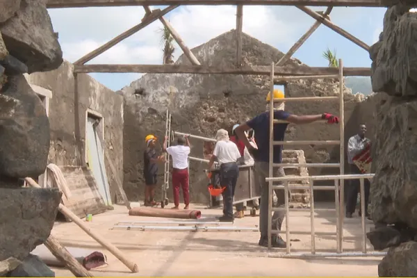 La Réunion : les étudiants restaurent la mosquée historique d'Antanabe