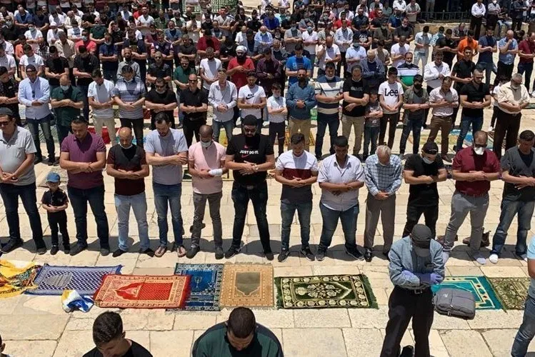 هزاران فلسطینی نماز جمعه را در مسجد الاقصی اقامه کردند + فیلم