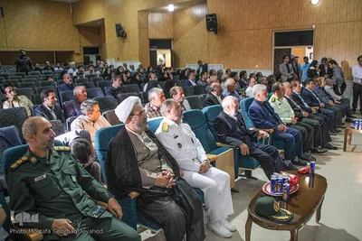 رونمایی از کتاب «قاب سرخ» آلبوم تصاویر مادران و پدران شهید در اهر
