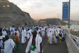 عزیمت هزاران زائر به سرزمین منا با پای پیاده