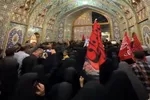 فیلم | خونخواهی زائران و مجاوران حرم بانوی کرامت در آستانه بدرقه رهبر شهید انقلاب