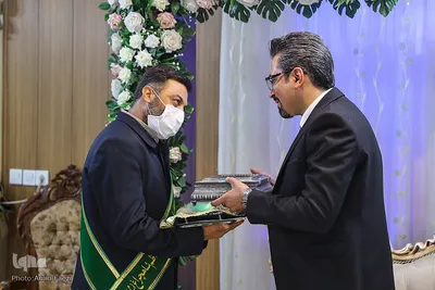هدیه خادمان حرم شاهچراغ به زوج ها در روز ازدواج