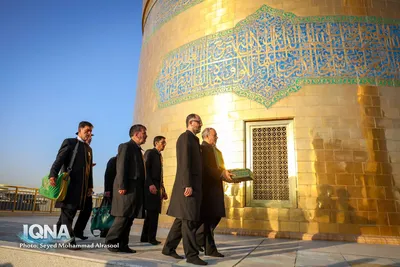 تعویض پرچم گنبد رضوی همزمان با آغاز ماه ربیع‌الاول
