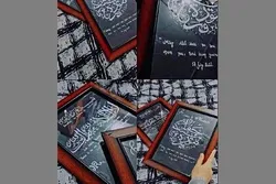 Kalligrafistin aus Kaschmir verteilt kostenlose koranische Kunstwerke, um Worte Allahs zu verteilen