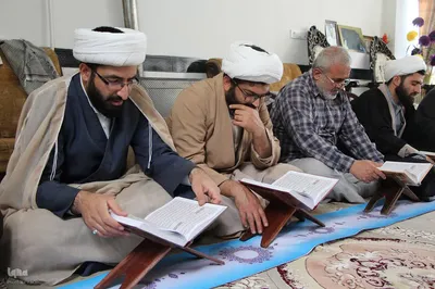 کرسی تلاوت قرآن کریم در منزل شهید محمودی به همراه رونمایی از کتاب باران نور درملایر‎