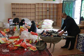توزیع بسته‌های غذایی بین نیازمندان از محل نیات وقف