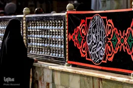 نصب کتیبه ها و پرچمهای عزا به مناسبت شهادت حضرت صدیقه طاهره (علیهاالسلام ) در حرم مطهر حضرت امیرالمومنین (علیه السلام)
