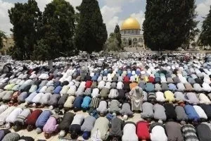 İsrail'in kısıtlamalarına rağmen Mescid-i Aksa'da cuma namazı kılındı