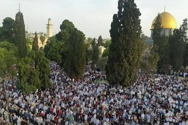 حضور ۱۲۰ هزار فلسطینی در نماز عید فطر مسجدالاقصی