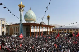 خاکسپاری سردار بی‌سر مدافع حرم در جوار همرزمانش