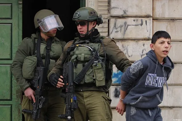 Las fuerzas de ocupación arrestan a 250 palestinos, entre ellos 54 niños