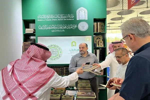 په دوحې نندارتون کې لیدونکو ته ۵ زره قرآنونه ډالۍ شول