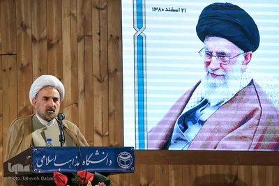 حجت‌الاسلام مختاری، رئیس دانشگاه مذاهب اسلامی در نخستین همایش آسیب شناسی پایان نامه‌ها و رساله‌ها در حوزه علوم انسانی-اسلامی