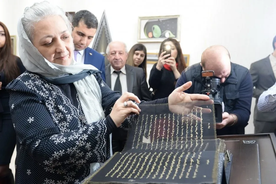 Azerbaijan: Pameran Alquran Tulisan Tangan di atas Kain Sutra