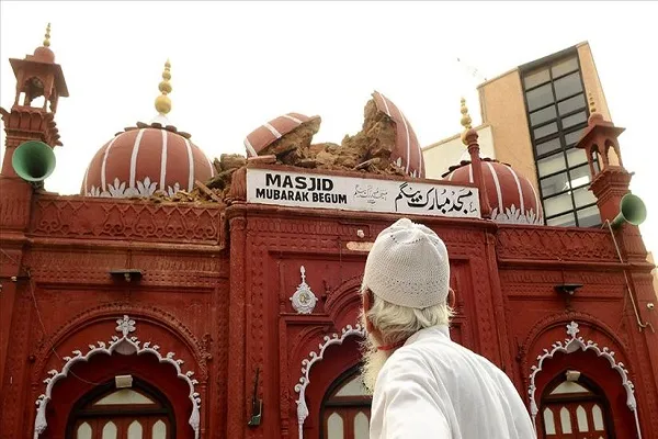 Muson yağmurları Yeni Delhi’deki tarihi camiye zarar verdi