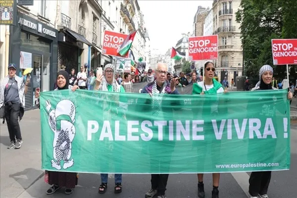Des centaines de personnes se solidarisent avec Gaza à Paris