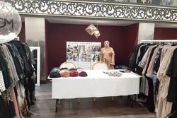 Upaya Seorang Perempuan Inggris untuk Menjahit Pakaian-pakaian Islami yang Kekinian