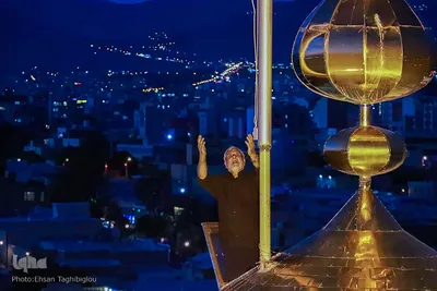 تعویض پرچم حسینیه اعظم زنجان‎‎
