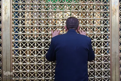 تعویض پرچم گنبد حرم مطهر رضوی در آغاز ماه محرم‎